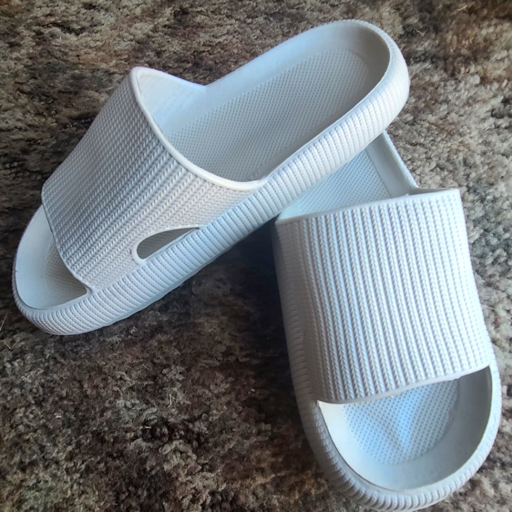 Women's pillow slides